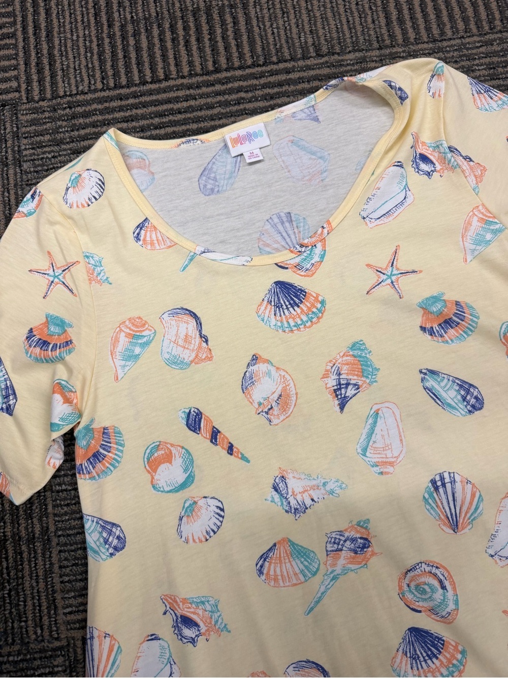 NWT LuLaRoe Perfect T Yellow Seashell Starfish Tee Sz M - Picture 1 of 4